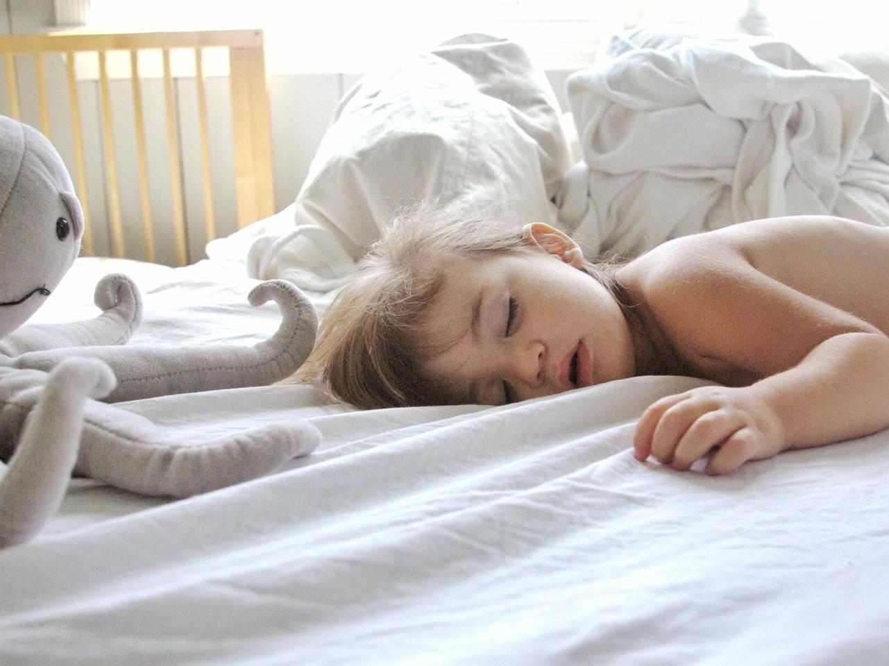 Детки спят без одеяла