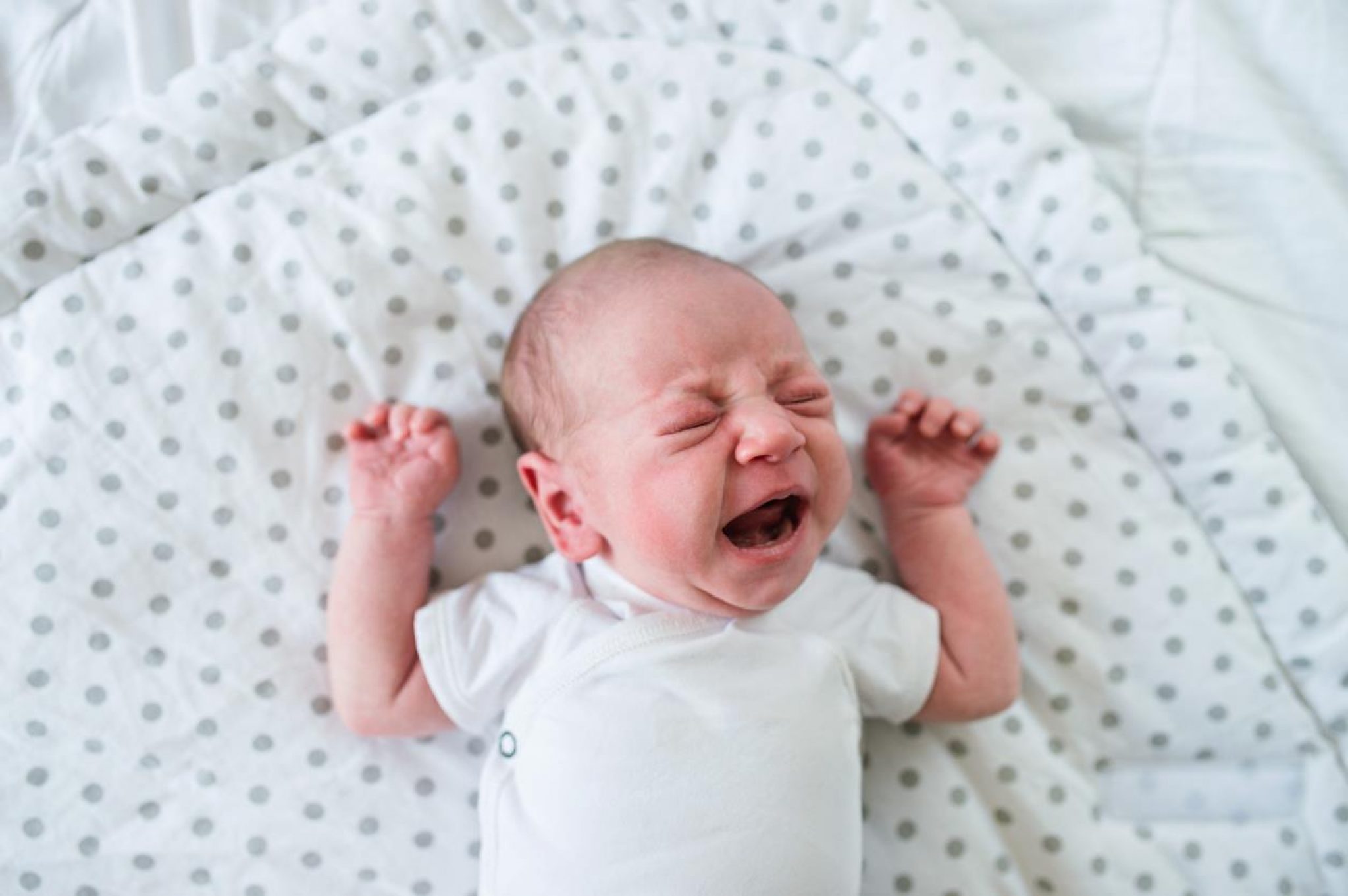 Младенец плачет в кроватке