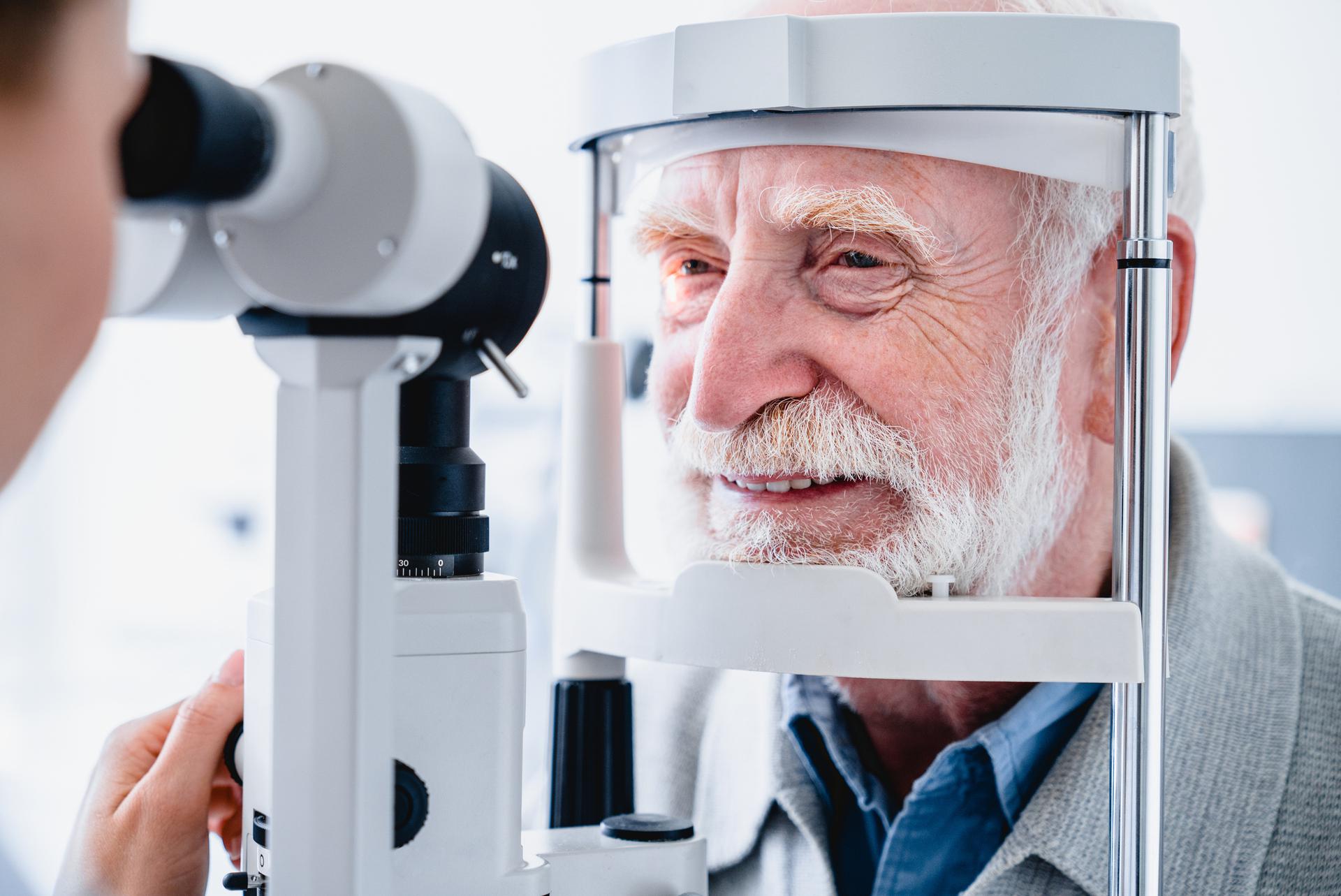 Лечение катаракты у пожилых людей операция. Фото катаракты у пожилых людей. Катаракта у пожилых Графика.