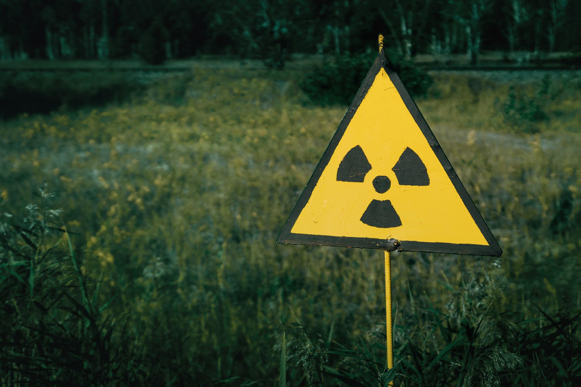 Случаи радиации. Знак радиации фото. Запретная зона знак радиация. Знак радиационной опасности в Чернобыле. Знак радиации Украины.